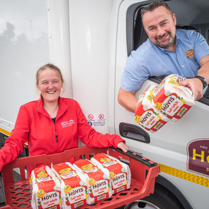 Simon Communitys Rebekah Barr Receiving Weekly Bread Donation From Hovis® Ireland’s Transport Operations Manager Warren Cosgrove